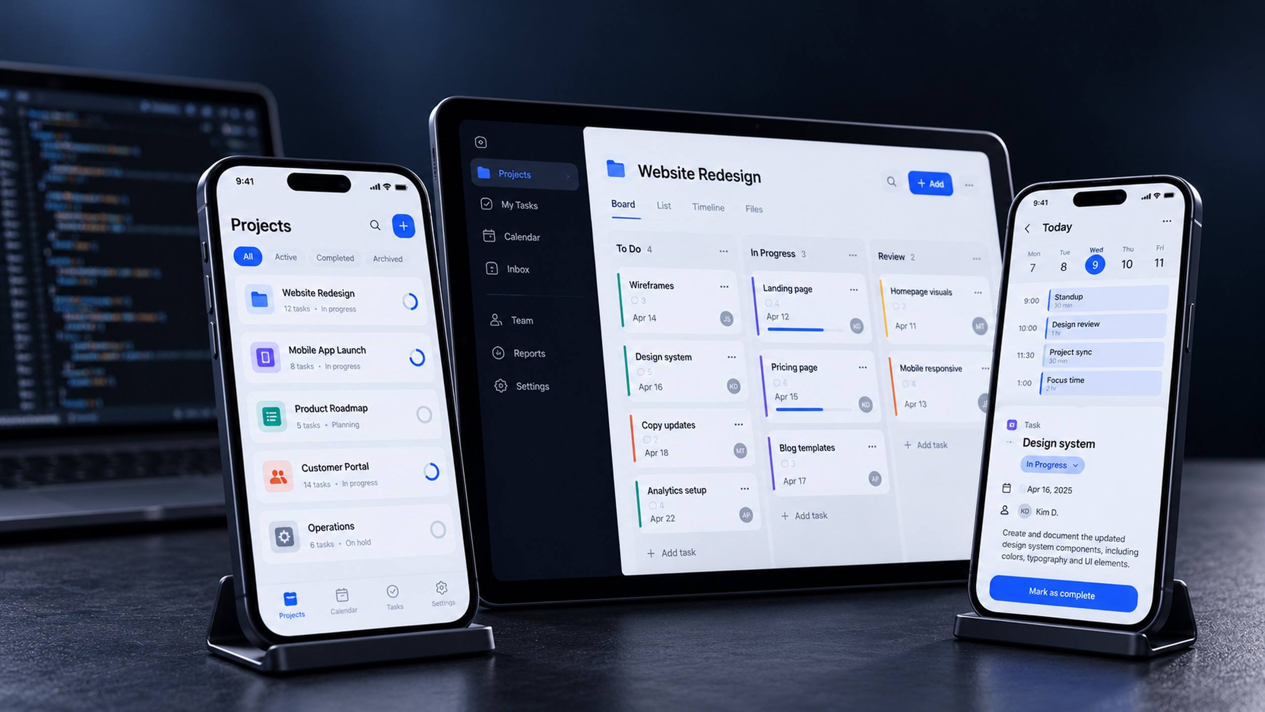 Celulares e tablet exibindo um aplicativo de gestão de projetos, com editor de código ao fundo
