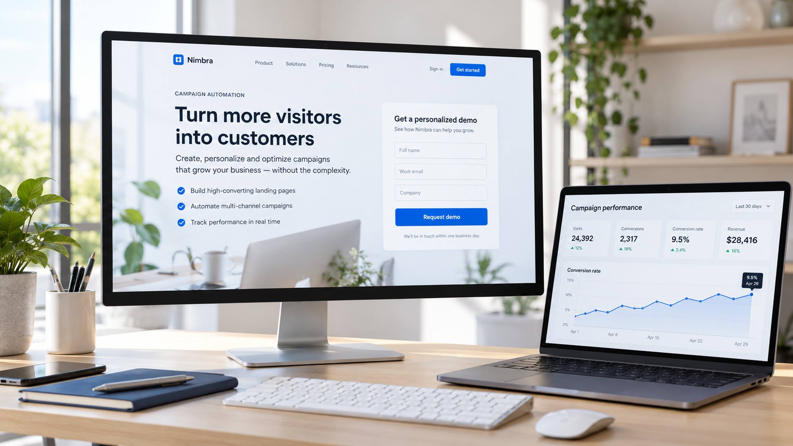 Landing page de campanha em um monitor, com formulário de contato e painel de métricas de conversão ao lado